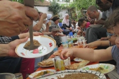 Repas-et-convivialite-a-Djnane-Sidi-Serhane-juste-apres-une-visite-pedagogique-des-lieux